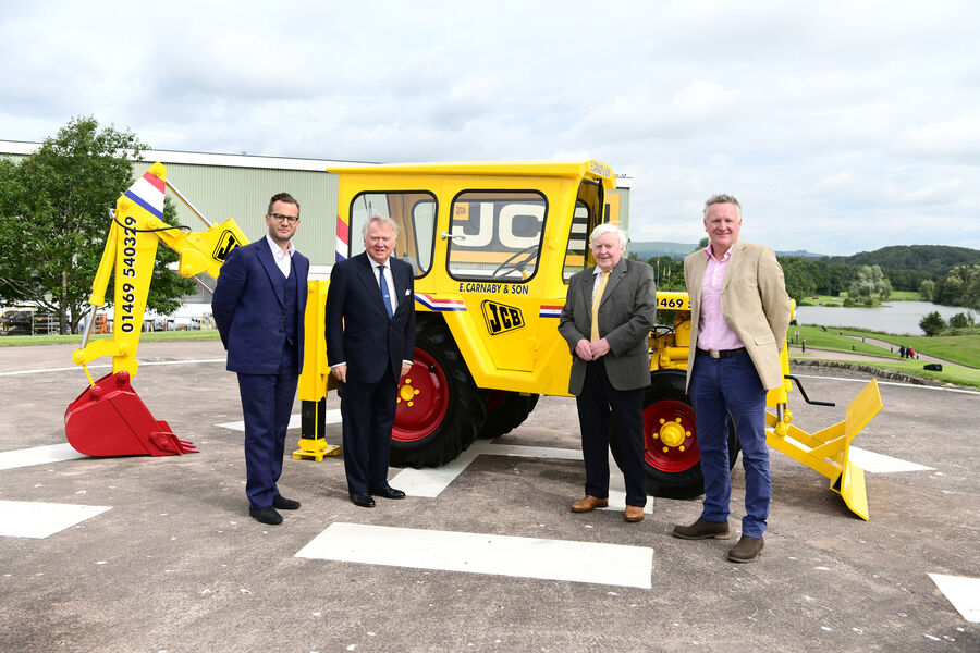 高光時刻！JCB復(fù)原61年前的兩頭忙贈送給客戶！